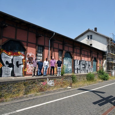 Der ehemalige Güterschuppen (l.) soll in seinem ursprünglichen Zustand wiederhergestellt und in ein Restaurant verwandelt werden. Der alte preußische Dorfbahnhof, der 1884 von Recklinghausen nach Ründeroth kam, wird zum Hotel mit zwölf Zimmern umgebaut.