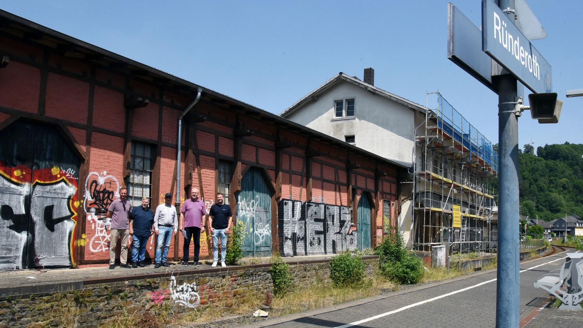Der ehemalige Güterschuppen (l.) soll in seinem ursprünglichen Zustand wiederhergestellt und in ein Restaurant verwandelt werden. Der alte preußische Dorfbahnhof, der 1884 von Recklinghausen nach Ründeroth kam, wird zum Hotel mit zwölf Zimmern umgebaut.