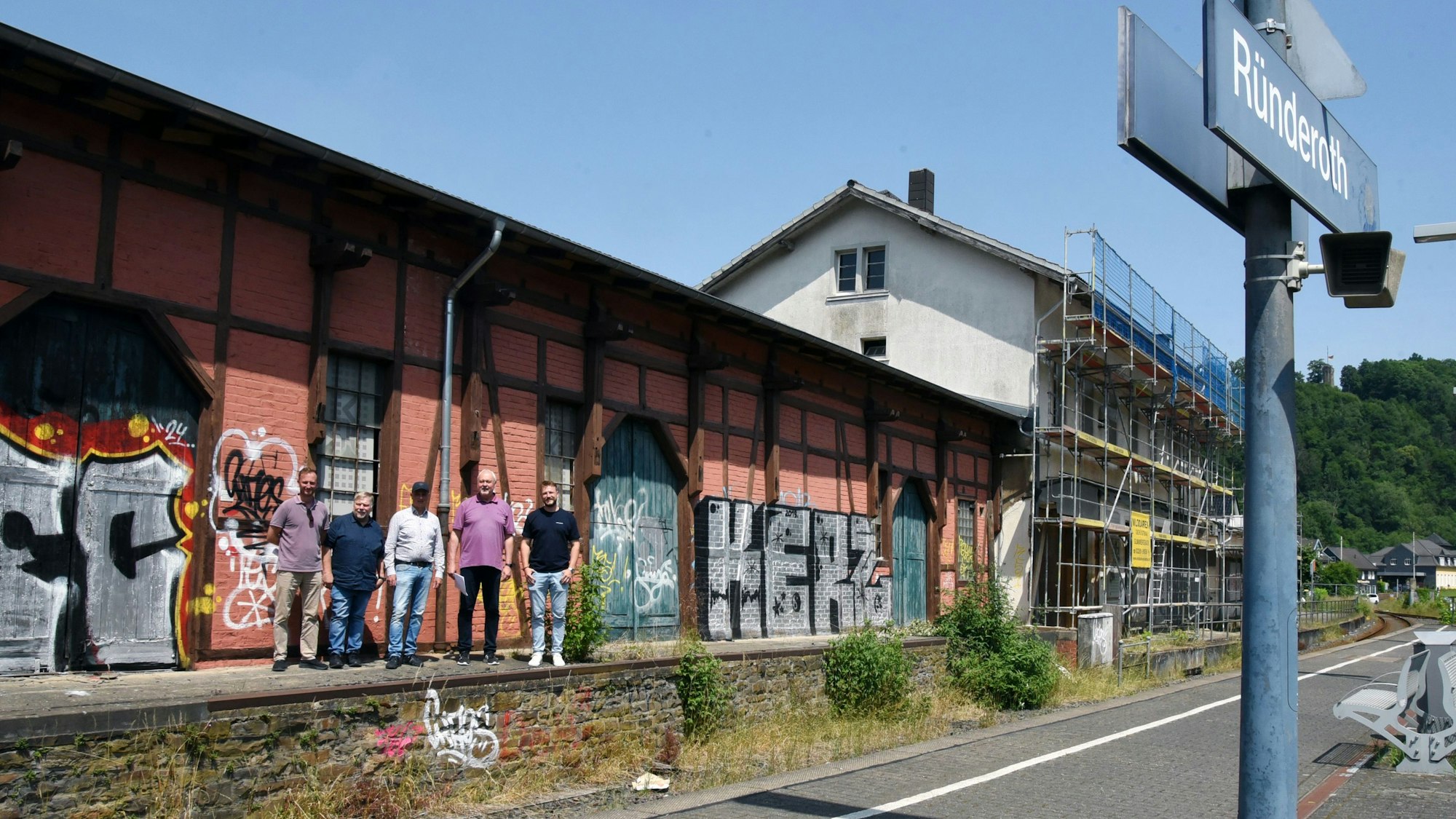 Der ehemalige Güterschuppen (l.) soll in seinem ursprünglichen Zustand wiederhergestellt und in ein Restaurant verwandelt werden. Der alte preußische Dorfbahnhof, der 1884 von Recklinghausen nach Ründeroth kam, wird zum Hotel mit zwölf Zimmern umgebaut.