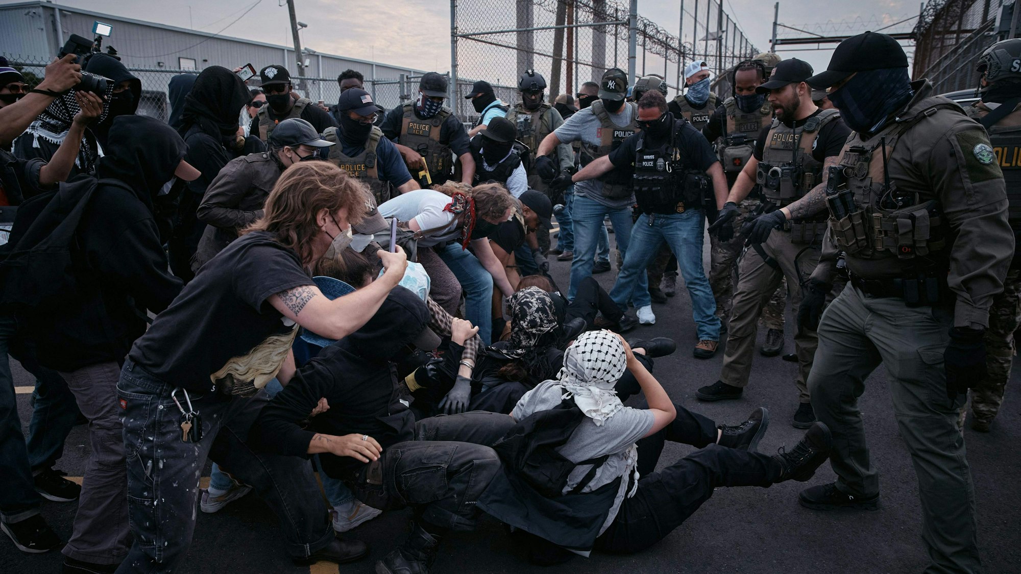 Sicherheitskräfte versuchten die Proteste im Abschiebezentrum Delaney Hall in Newark in den Griff zu kriegen.