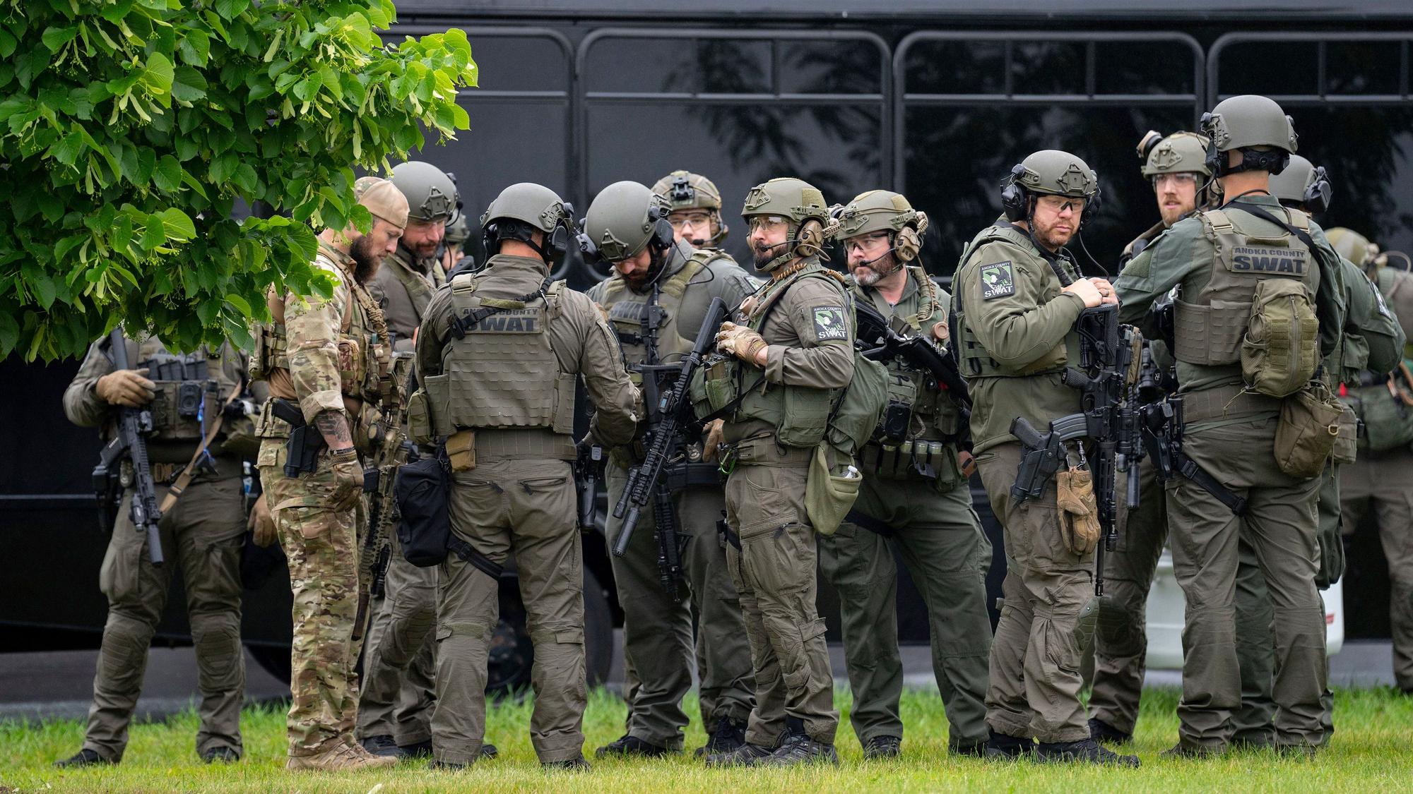 Beamte der Strafverfolgungsbehörden, darunter die örtliche Polizei, Sheriffs und das FBI, stehen weniger als eine Meile vom Unglücksort in Brooklyn Park, Minnesota entfernt. Die demokratische US-Politikerin Melissa Hortman und ihr Ehemann sind erschossen worden.