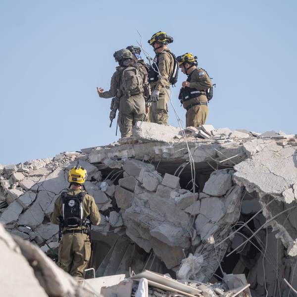 Rettungskräfte und israelische Soldaten begutachten die Schäden und suchen nach Opfern, nachdem eine iranische Rakete in Rishon Lezion eingeschlagen ist und dabei mindestens zwei Menschen getötet und mehrere weitere verletzt wurden.
