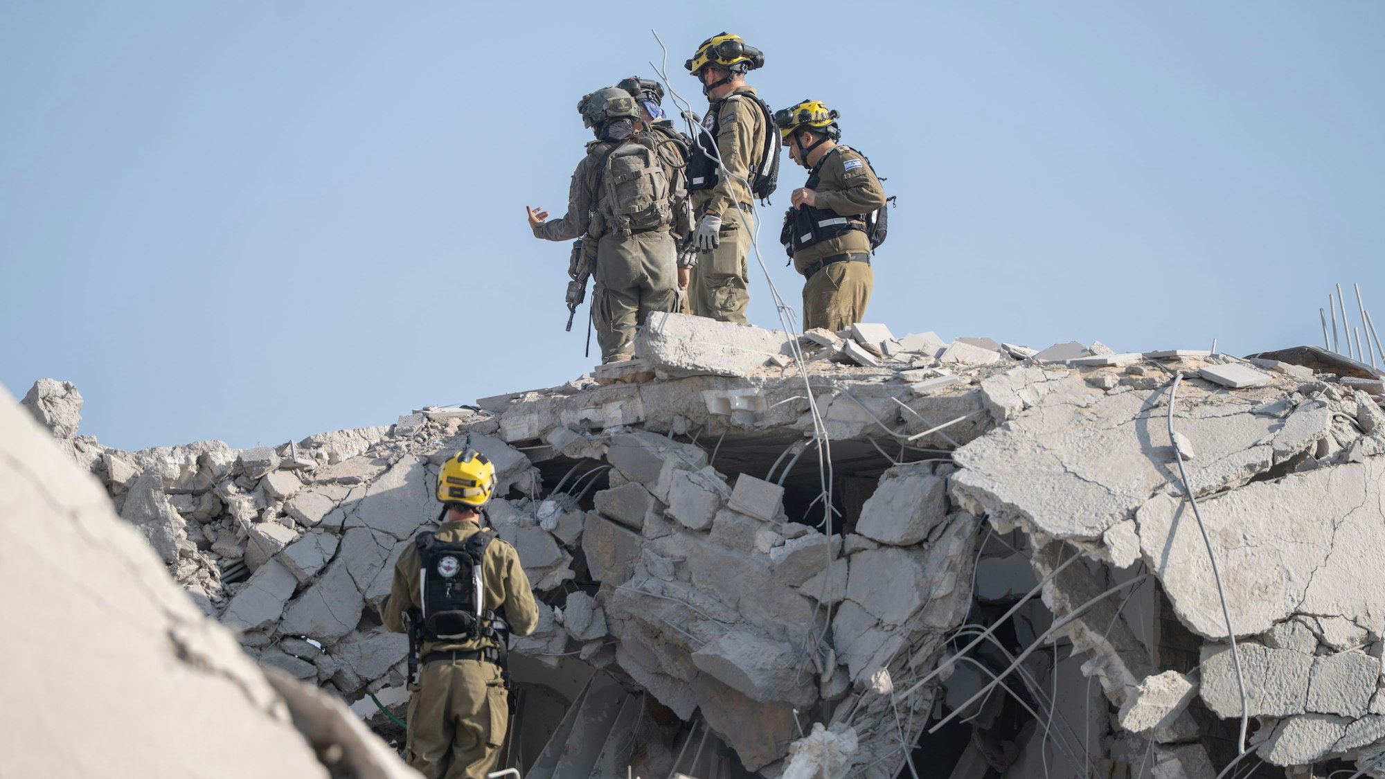 Rettungskräfte und israelische Soldaten begutachten die Schäden und suchen nach Opfern, nachdem eine iranische Rakete in Rishon Lezion eingeschlagen ist und dabei mindestens zwei Menschen getötet und mehrere weitere verletzt wurden.
