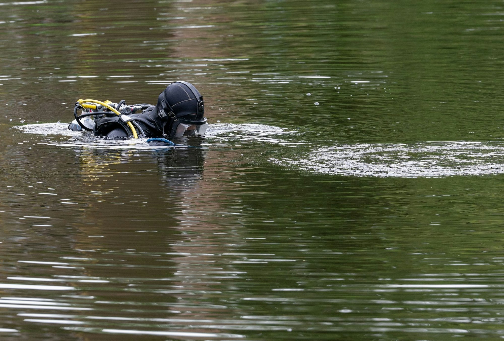 Taucheinheiten der Polizei durchsuchen den Wassermannsee nach dem 22-Jährigen. (Symbolbild)