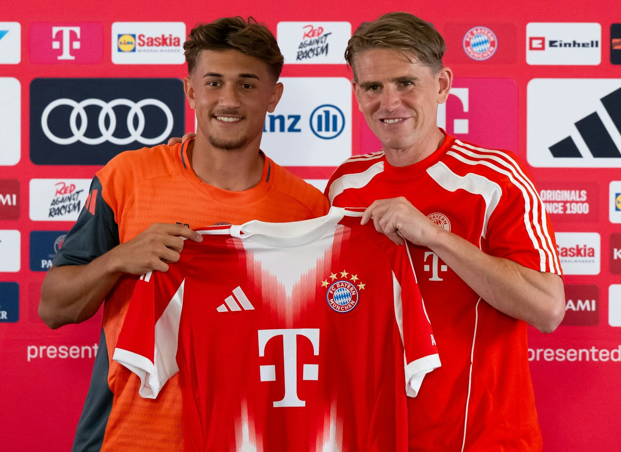 Tom Bischof (l) und Sportdirektor Christoph Freund bei der Vorstellung des Neuzugangs im Bayern-Teamhotel.