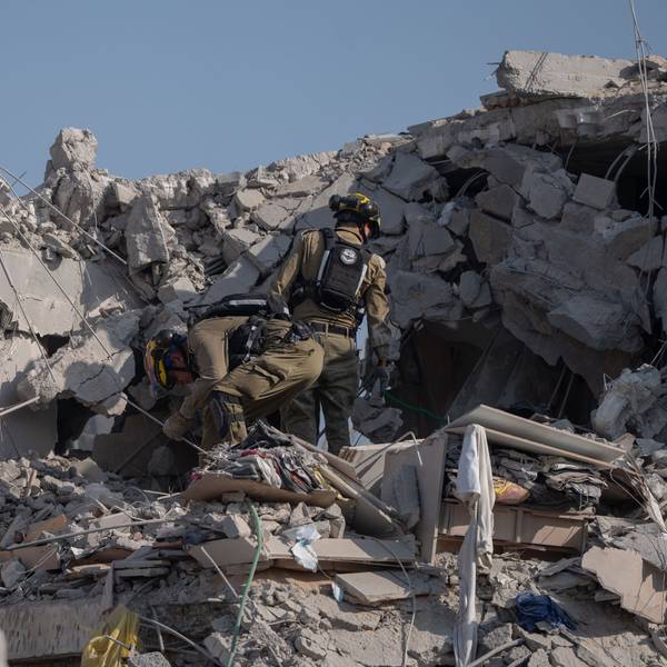 Rettungskräfte begutachten die Schäden und suchen nach Opfern, nachdem eine iranische Rakete in Rishon Lezion eingeschlagen ist und dabei mindestens zwei Menschen getötet und mehrere weitere verletzt wurden.