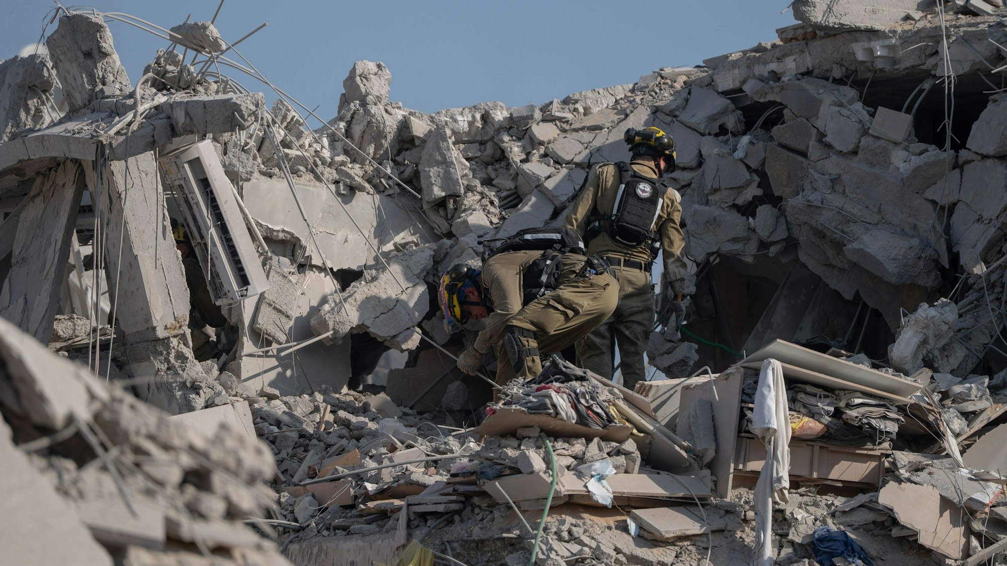 Rettungskräfte begutachten die Schäden und suchen nach Opfern, nachdem eine iranische Rakete in Rishon Lezion eingeschlagen ist und dabei mindestens zwei Menschen getötet und mehrere weitere verletzt wurden.