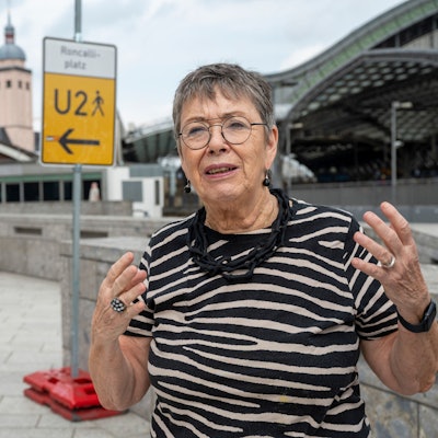 21.07.2023, Köln: Die Umleitungsschilder für Fußgänger sind verwiirend.
Rundgang zur aktuellen Situation in der Domumgebung mit Barbara Schock Werner und Joachim Frank. Foto: Uwe Weiser