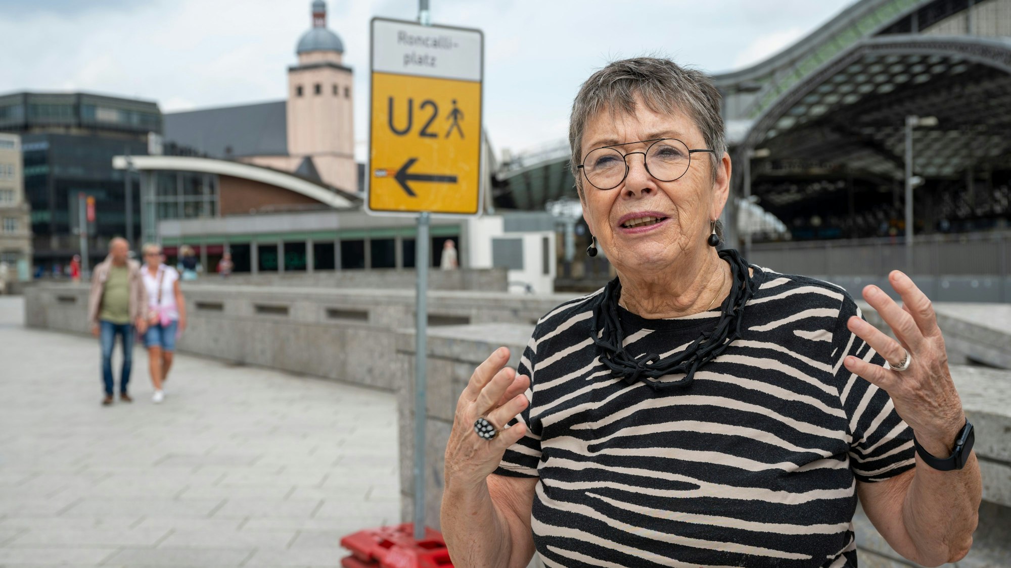 21.07.2023, Köln: Die Umleitungsschilder für Fußgänger sind verwiirend.
Rundgang zur aktuellen Situation in der Domumgebung mit Barbara Schock Werner und Joachim Frank. Foto: Uwe Weiser