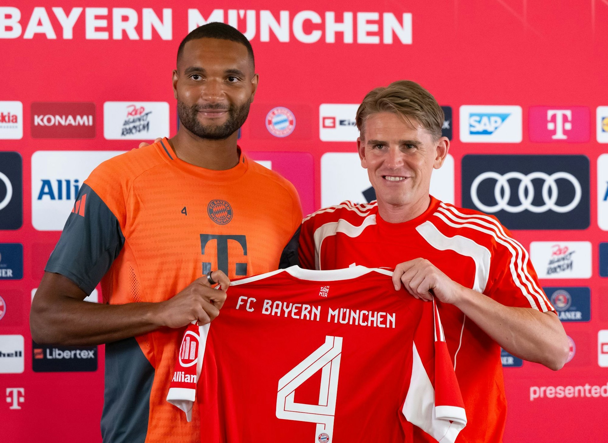 Jonathan Tah (l) und Sportdirektor Christoph Freund. Der Nationalspieler wird beim FC Bayern im Trikot mit der Nummer vier auflaufen.