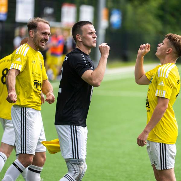 Das Bild zeigt Spieler des SSV Golbach, die sich über ein Tor freuen.