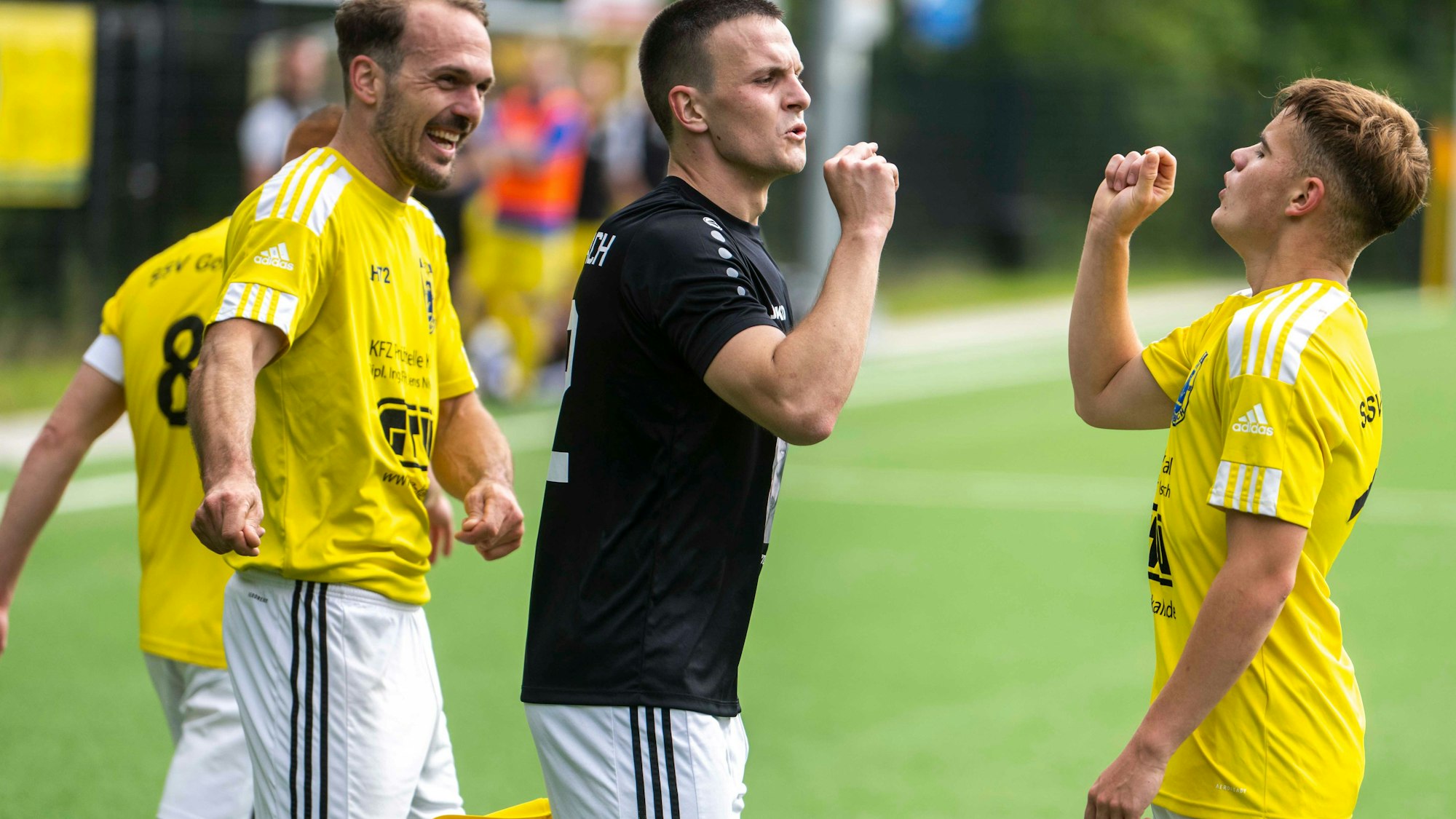 Das Bild zeigt die beiden Spieler des SSV Golbach beim Jubel.