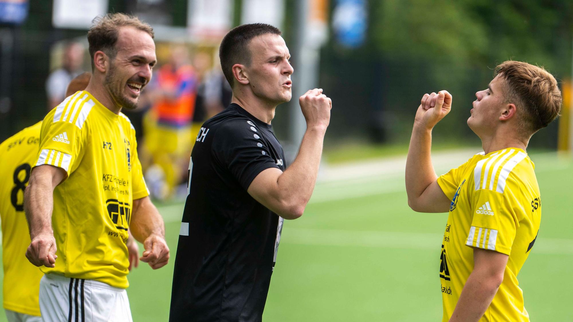 Das Bild zeigt Spieler des SSV Golbach, die sich über ein Tor freuen.
