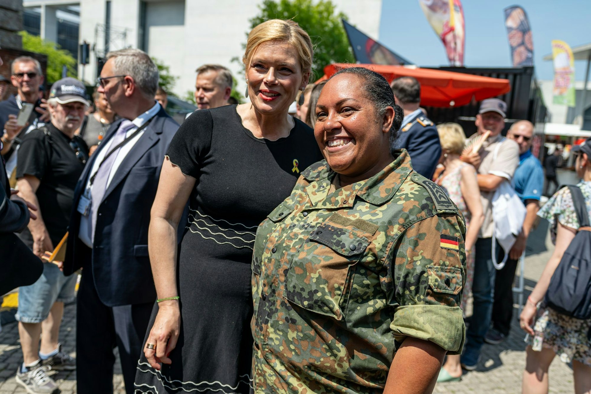 Bundestagspräsidentin Klöckner posiert für ein Foto mit einer Veteranin.