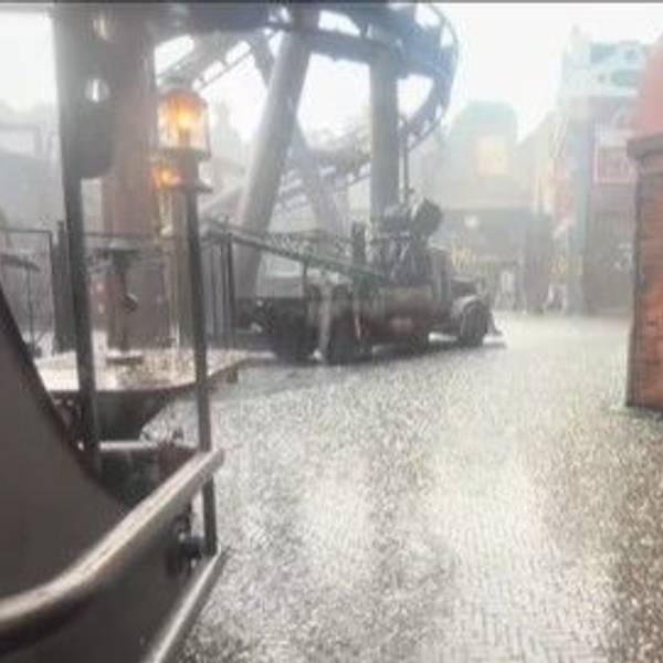 Ein Hagelschauer geht über dem Phantasialand nieder.