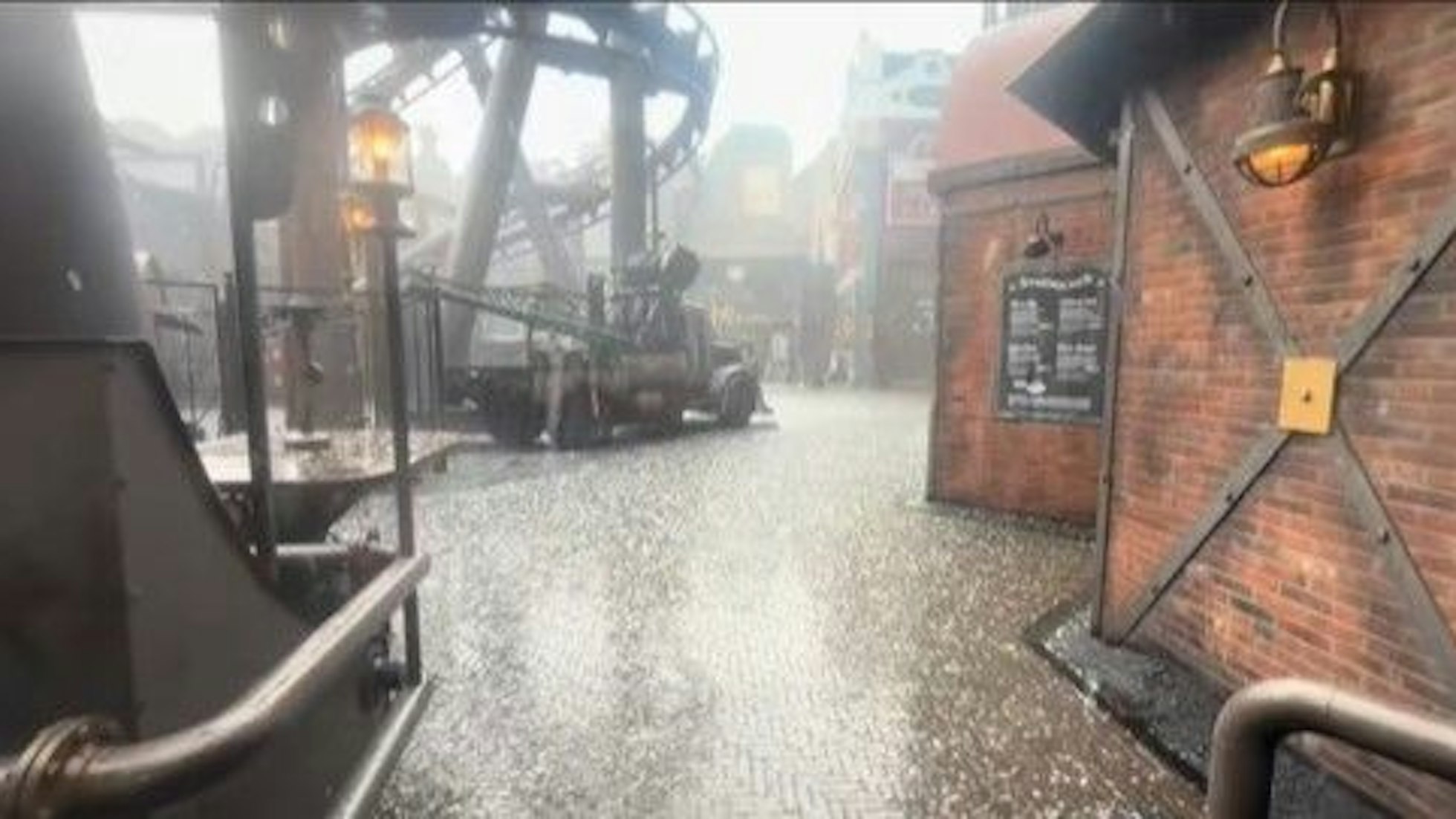 Ein Hagelschauer geht über dem Phantasialand nieder.