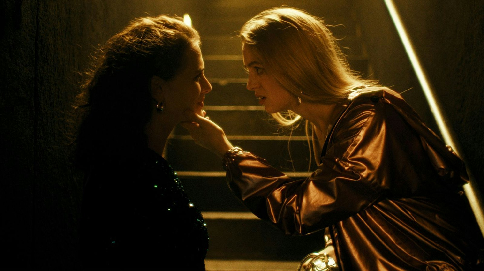 Lynn Fischer (Elsa Langnäse, links) und Vanessa Tomasi (Elena Flury) hatten ein Geheimnis. (Bild: SRF/Screenshot)