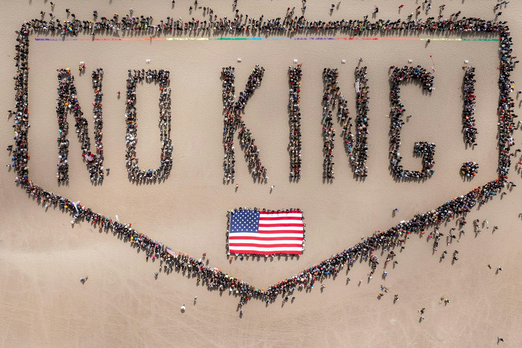 «NO KING!» verkörpern Hunderte Demonstranten an einem Strand in San Francisco.