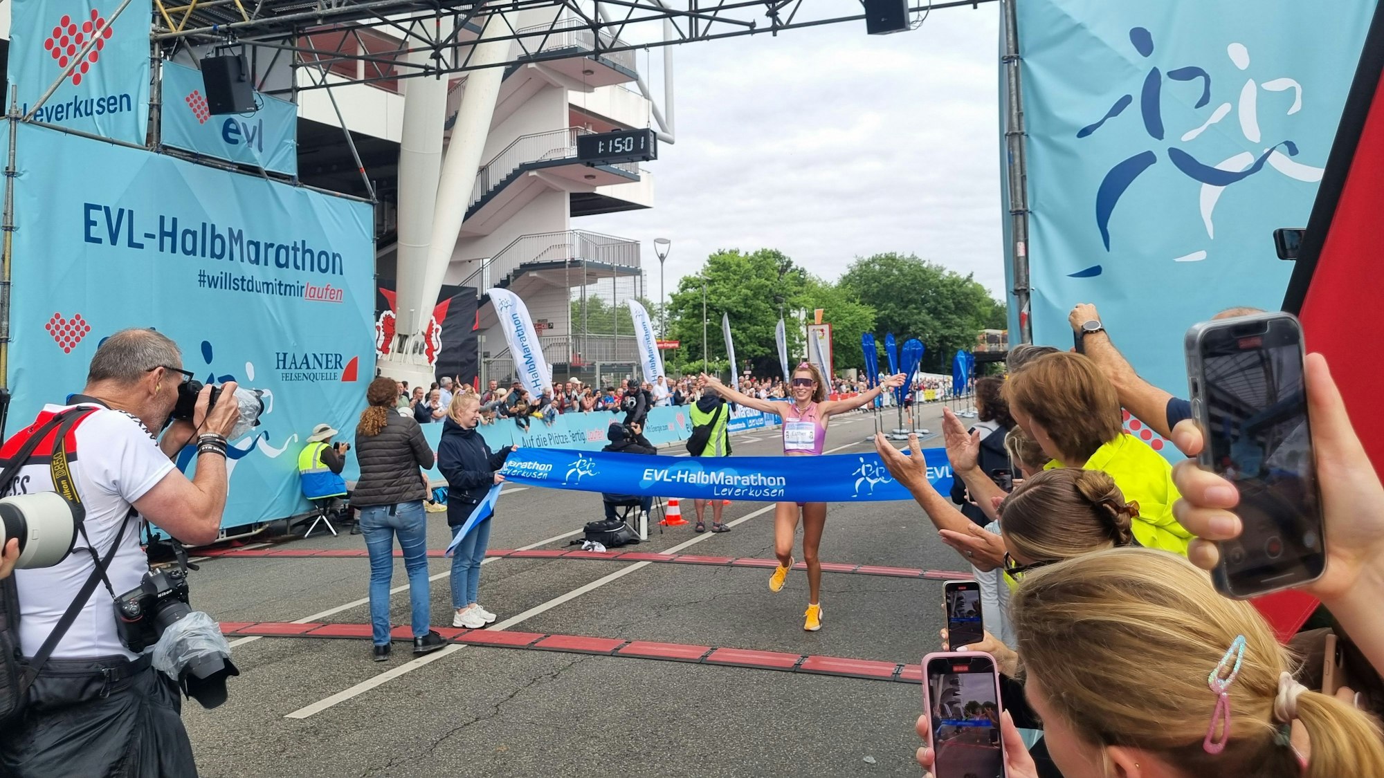 Eine Läuferin kommt beim EVL-Halbmarathon 2025 ins Ziel.