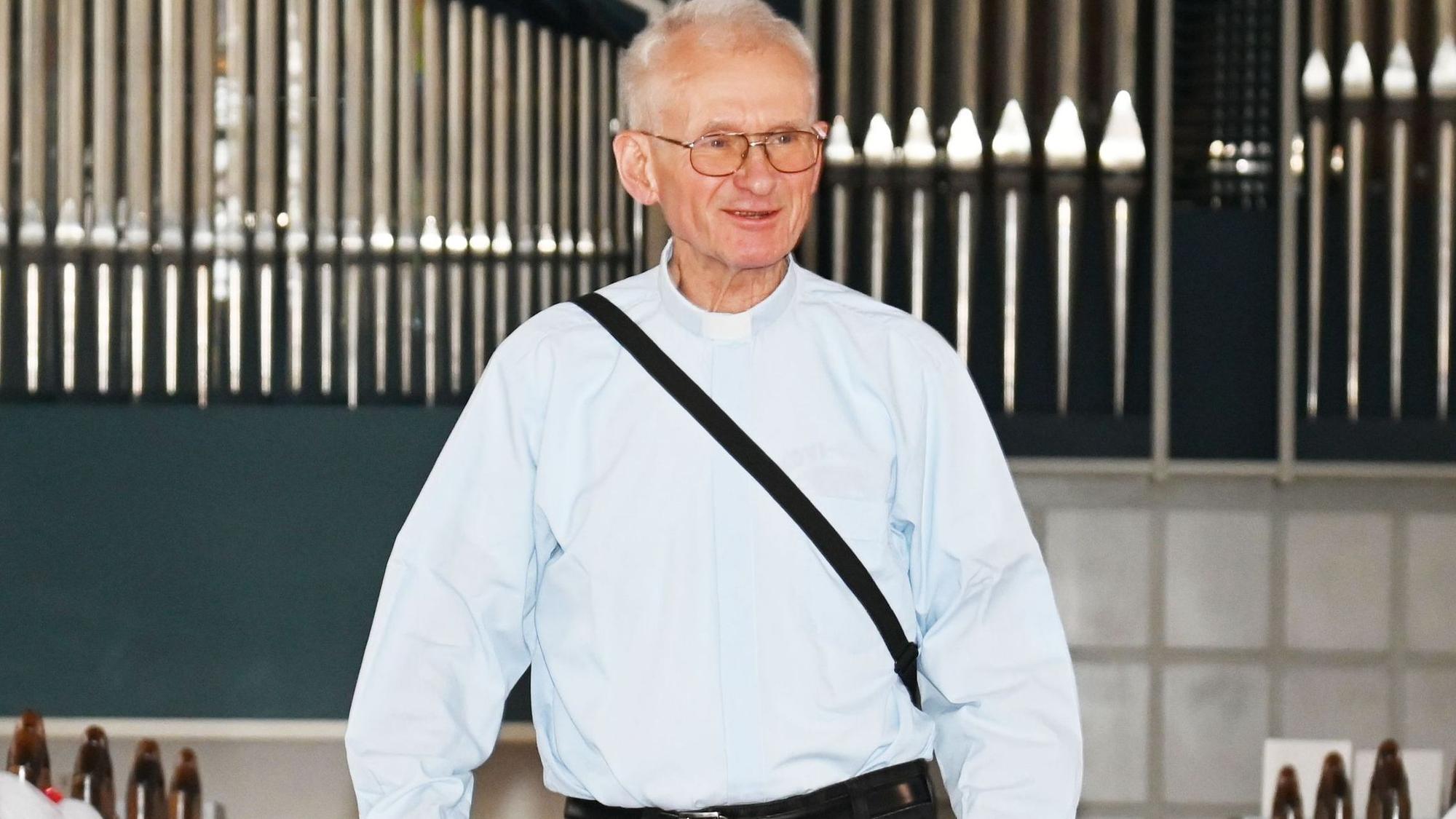 09.08.2024 Köln. Pfarrer Franz Meurer im Gespräch. Hier mit einem Defibrillator. Foto: Alexander Schwaiger