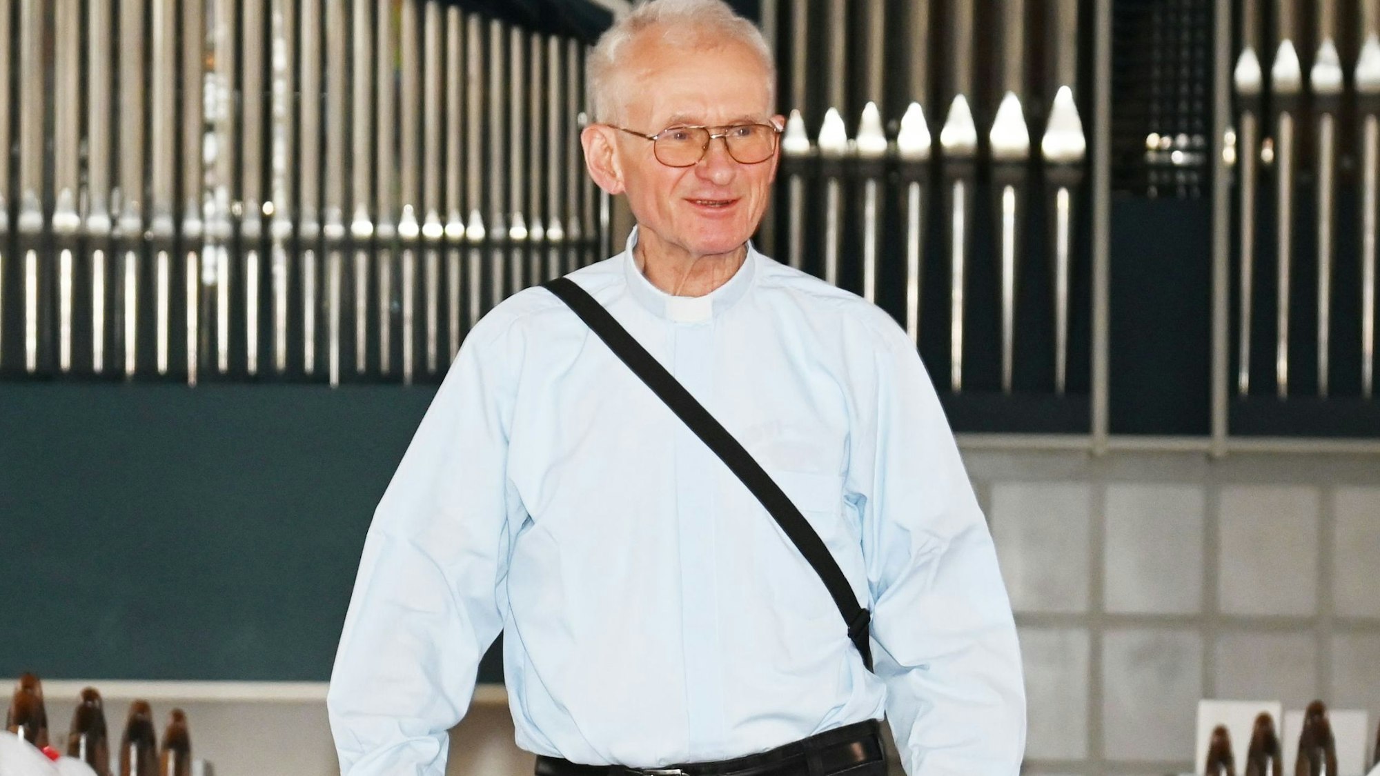 09.08.2024 Köln. Pfarrer Franz Meurer im Gespräch. Hier mit einem Defibrillator. Foto: Alexander Schwaiger