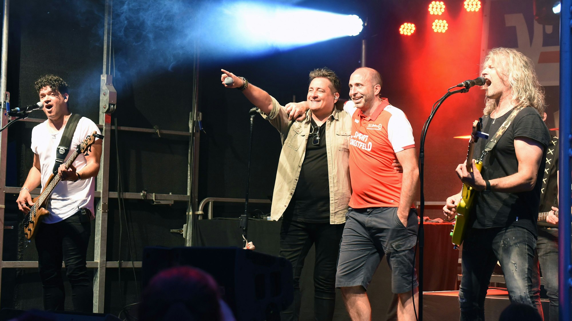 Musiker Micky Nauber neben dem Vorsitzenden Holger Fischer auf der Bühne.