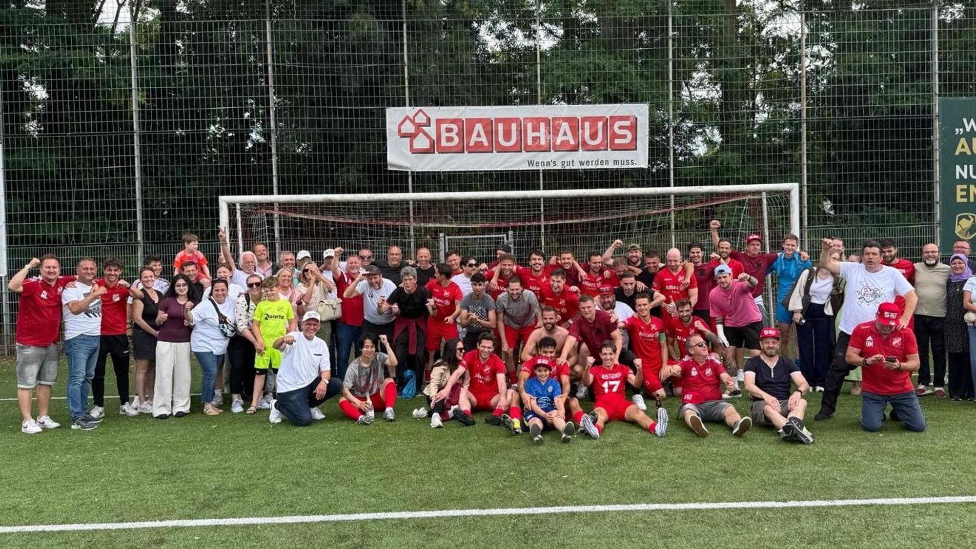 Der SC Fliesteden feiert den Aufstieg