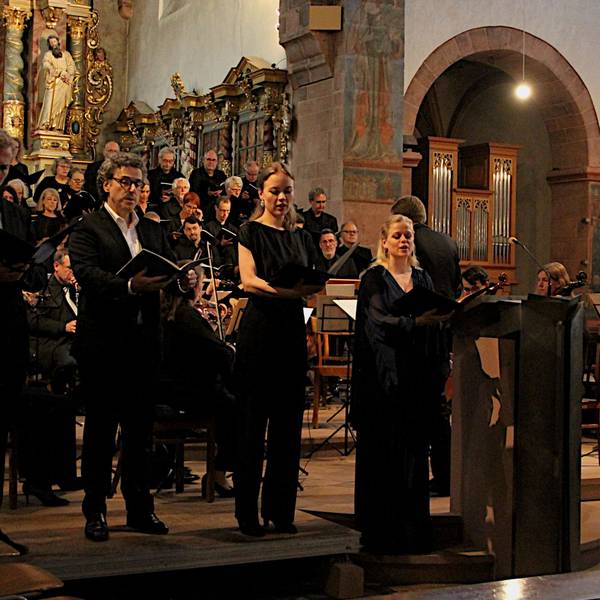 Die Musiker stehen im Altarraum der Basilika.