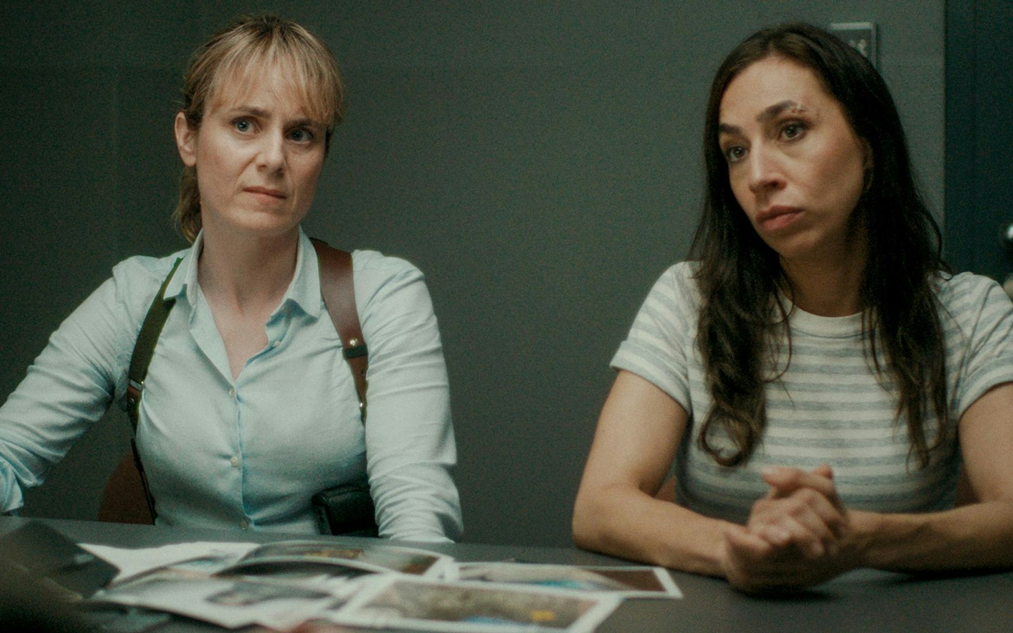 In ihrem neunten Fall ermittelten die Kommissarinnen Isabelle Grandjean (Anna Pieri Zuercher, links) und Tessa Ott (Carol Schuler) unter anderem zum Handel mit Echthaar. (Bild: SRF/Screenshot)
