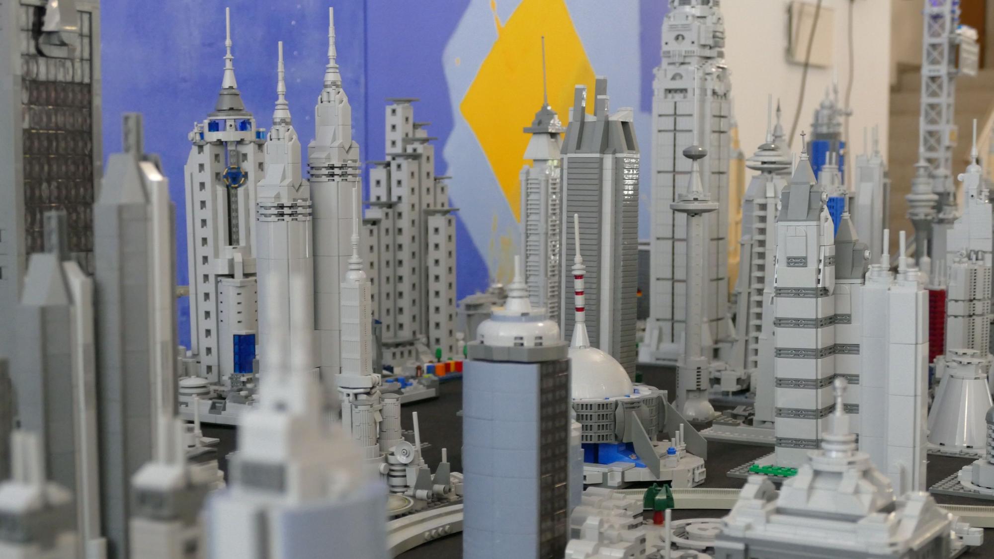 Futuristisches Design aus Lego-Steinchen: Die Wolkenkratzer waren Teil der Ausstellung „Absolute Steinchen“ der Hochschule Bonn-Rhein-Sieg in Sankt Augustin.