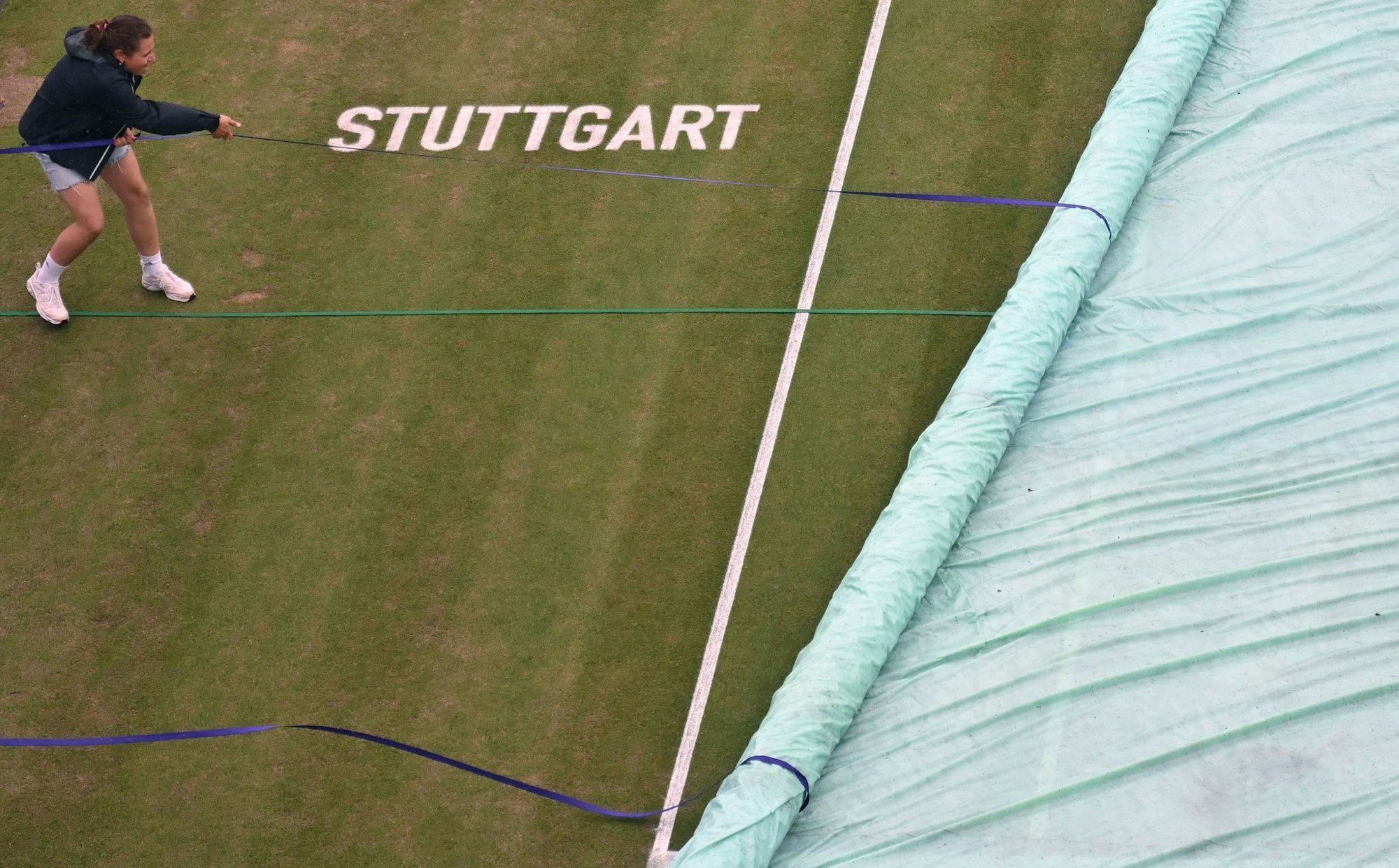 Das Finale wurde zu Beginn des zweiten Satzes wegen Regens unterbrochen.