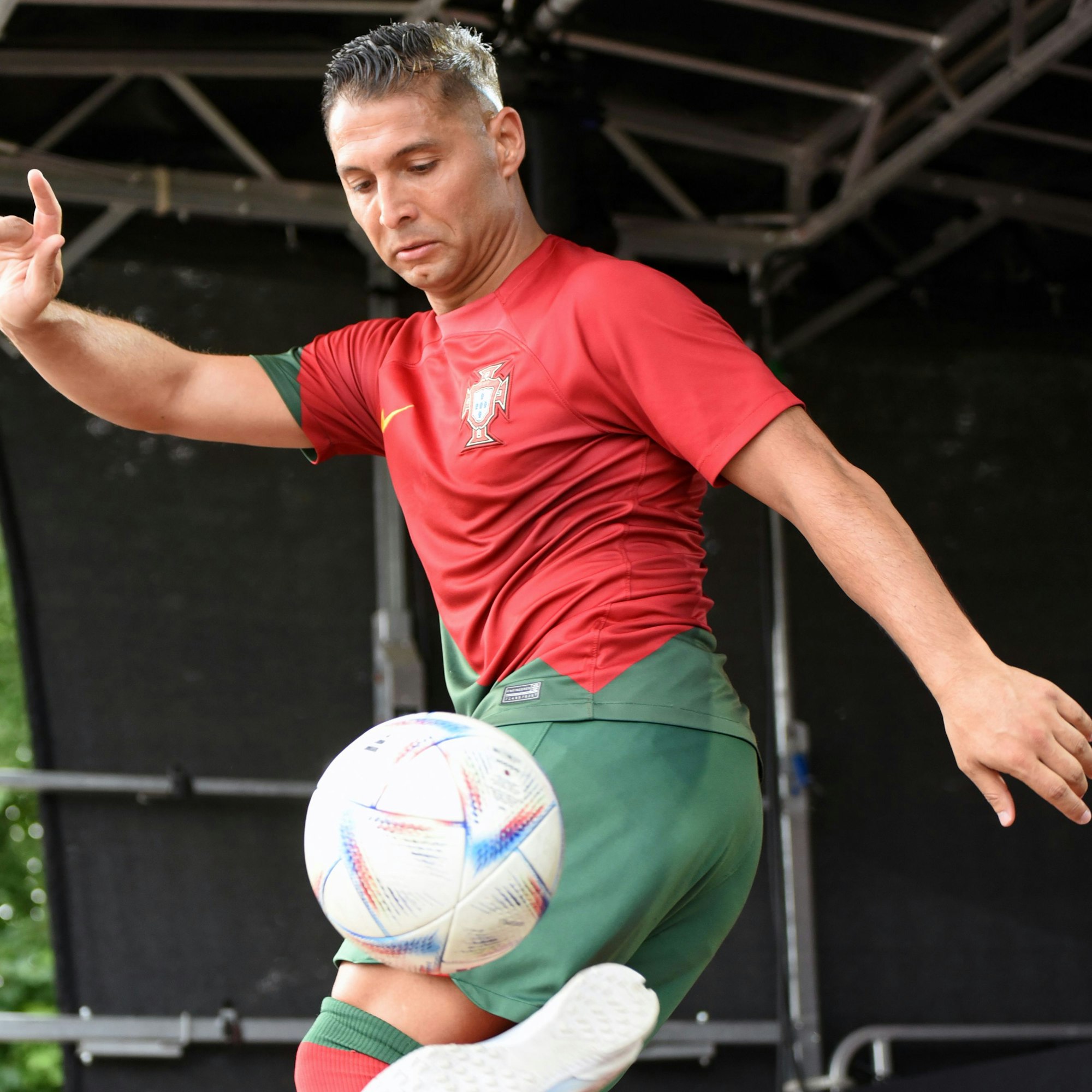 Ein Ronaldo-Double zeigt Fußballtricks auf der Bühne.