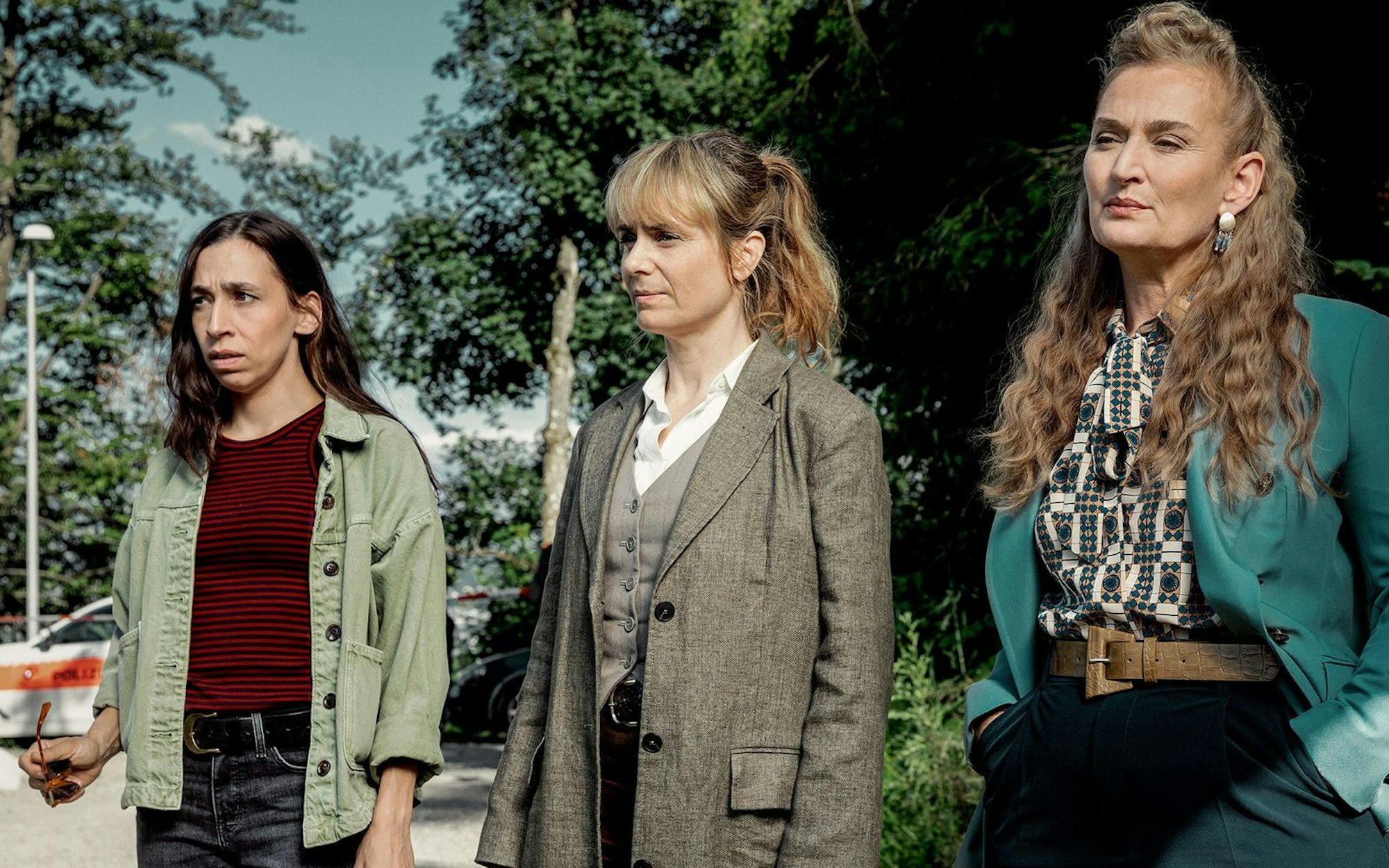 Die Kommissarinnen Tessa Ott (Carol Schuler, links) und Isabelle Grandjean (Anna Pieri Zuercher, Mitte) sowie Staatsanwältin Anita Wegenast (Rachel Braunschweig) waren schockiert über den Anblick am Tatort. (Bild: SRF/Salvatore Vinci)