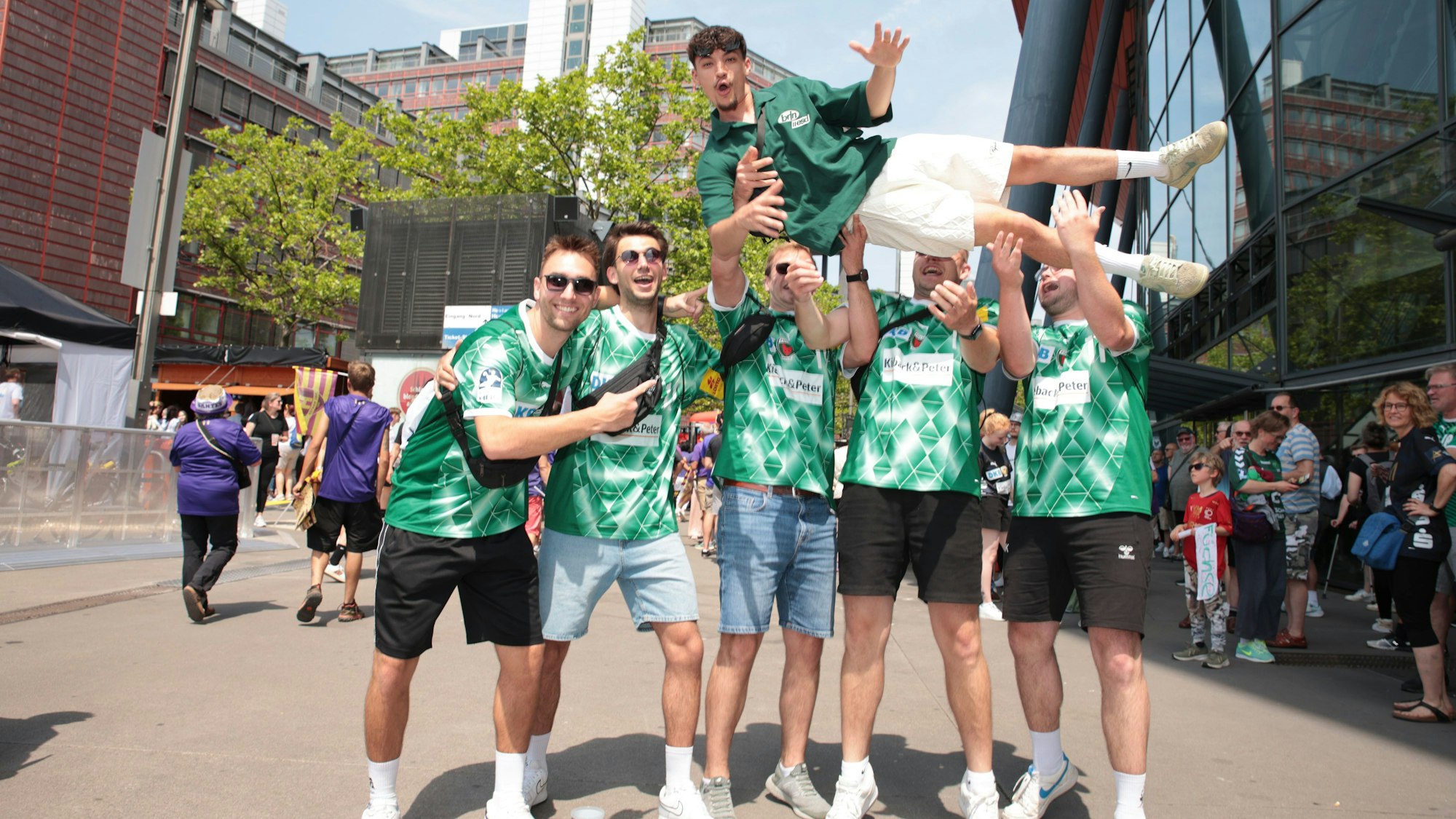 Fans der Berliner Füchse vor der Lanxess Arena