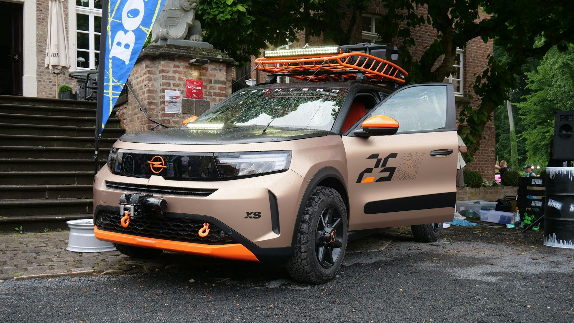 Das Foto zeigt einen umgebauten SUV.