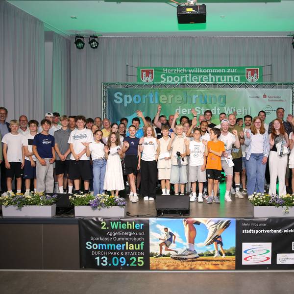 Ein Gruppenfoto auf einer Bühne.