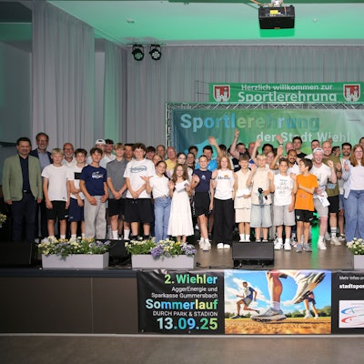 Ein Gruppenfoto auf einer Bühne.