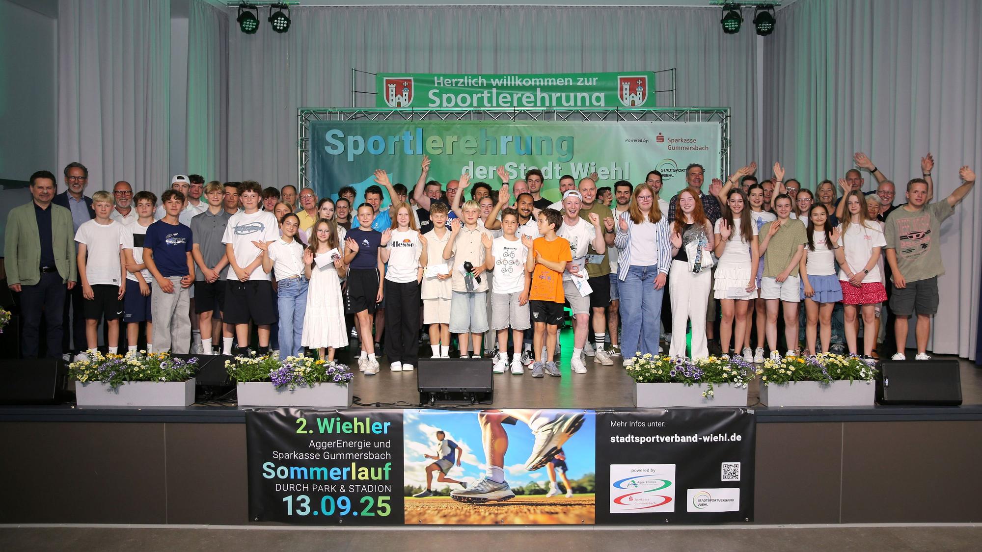 Ein Gruppenfoto auf einer Bühne.