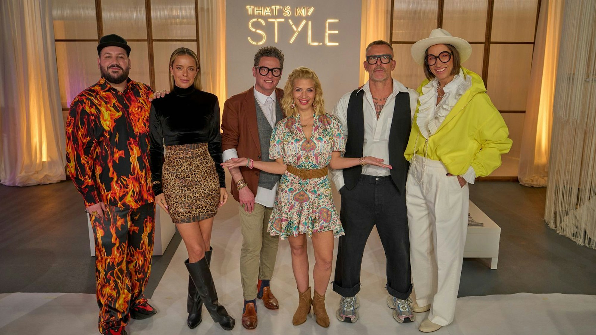 Die Experten Konstantinos the Stylist, Marina Hoermanseder und Axel Surendorf beeinflussen nicht nur die Teilnehmenden, sondern auch Moderatorin Susan Sideropoulos. Auch die Umstyling-Experten Mads Roennborg und Swaantje Taube tragen ihren Teil bei. (Bild: ZDF / Frank Dicks)