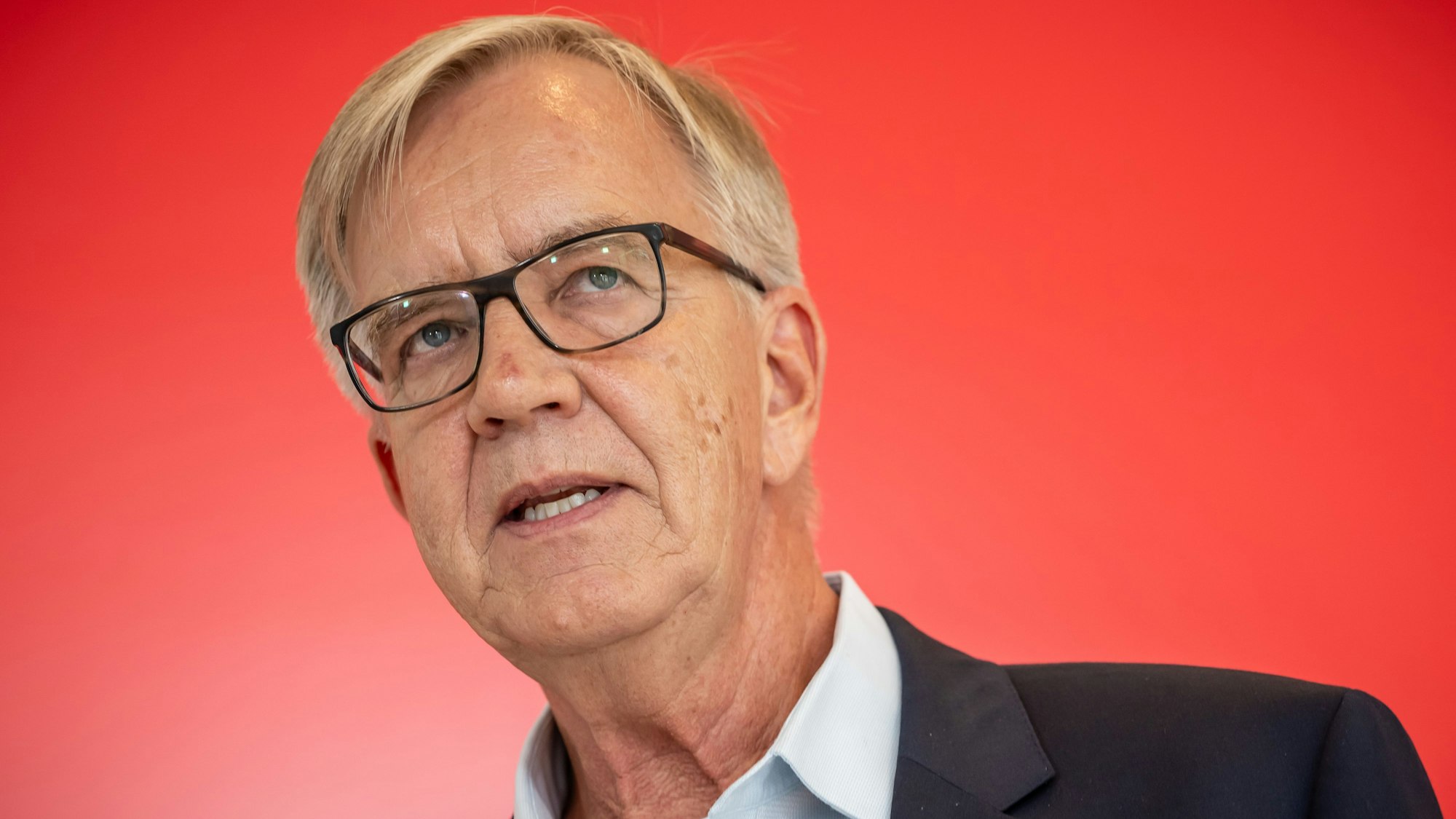 Dietmar Bartsch, damals Fraktionsvorsitzender der Partei Die Linke, spricht bei einem Pressestatement vor Beginn der Fraktionssitzung im Bundestag. (Archivbild)
