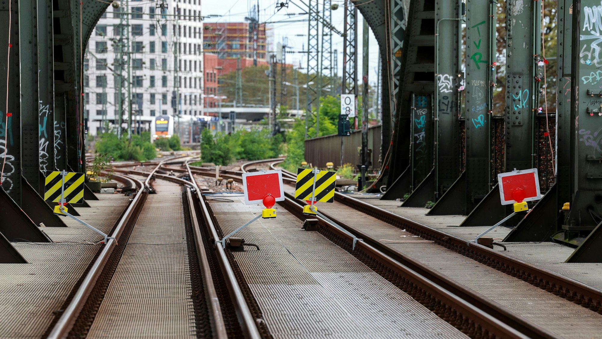 30.09.2024, Köln: Die Deutsche Bahn baut auf der Hohenzollernbrücke neue Signalbrücken für das elektronische Stellwerk.
copyright Michael Bause