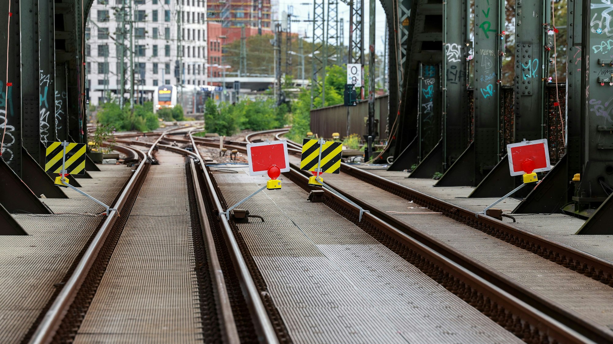 Gleise auf der Hohenzollernbrücke (Symbolfoto).