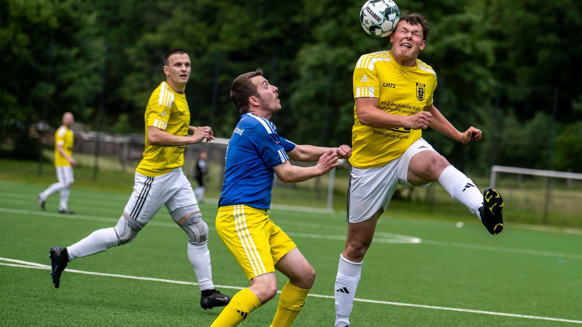 Das Bild zeigt den Fußballer Finn Harnisch bei einem Kopfball.