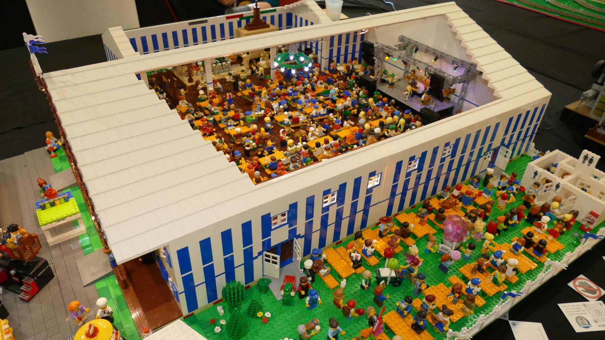 „O'zapft is“ heißt es in der Bayern-Festhalle, die das Treiben auf dem Oktoberfest darstellt.