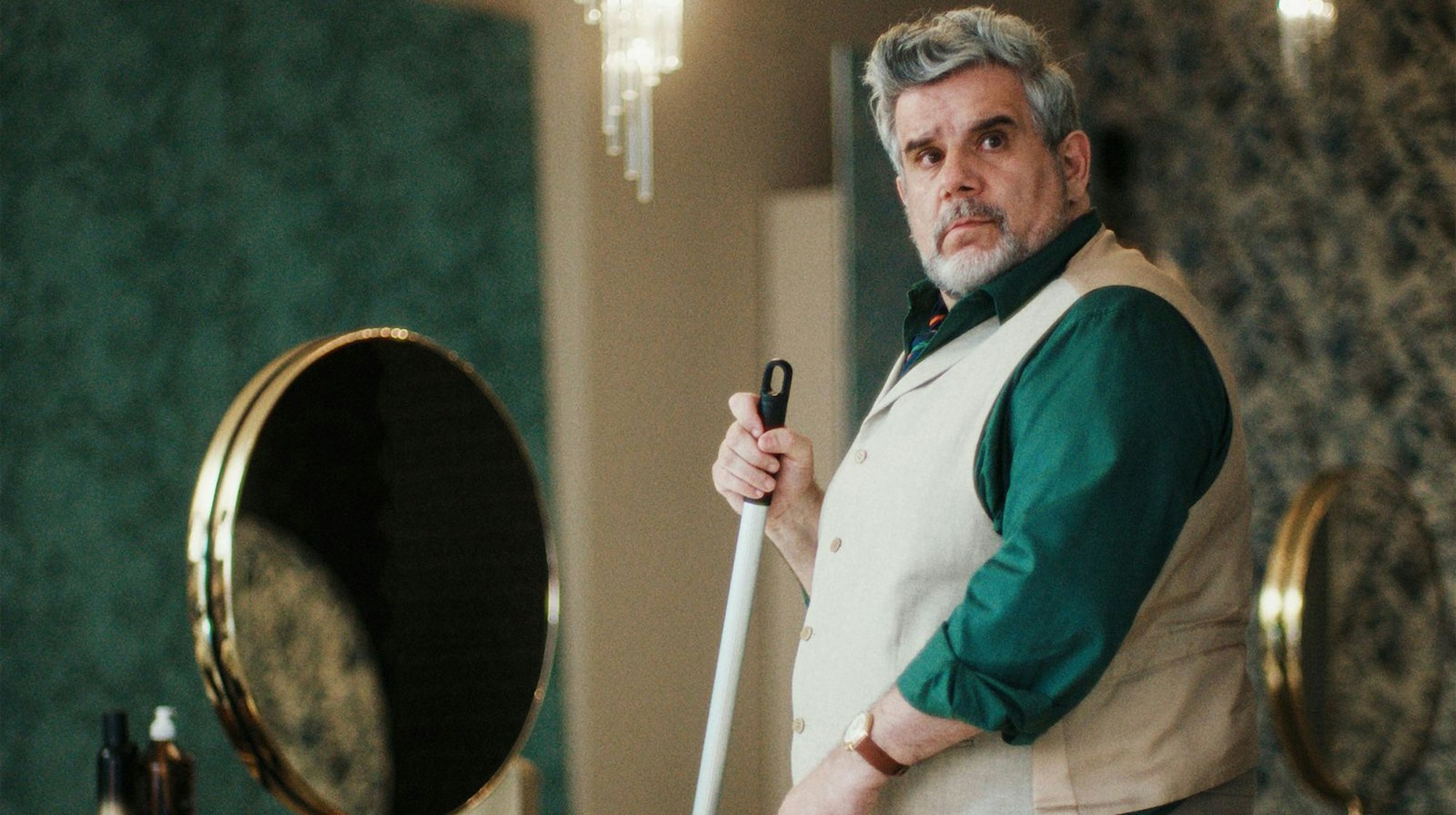 Star-Coiffeur Marco Tomasi (Bruno Cathomas) stand als Vater der Toten unter Verdacht. (Bild: SRF/Screenshot)