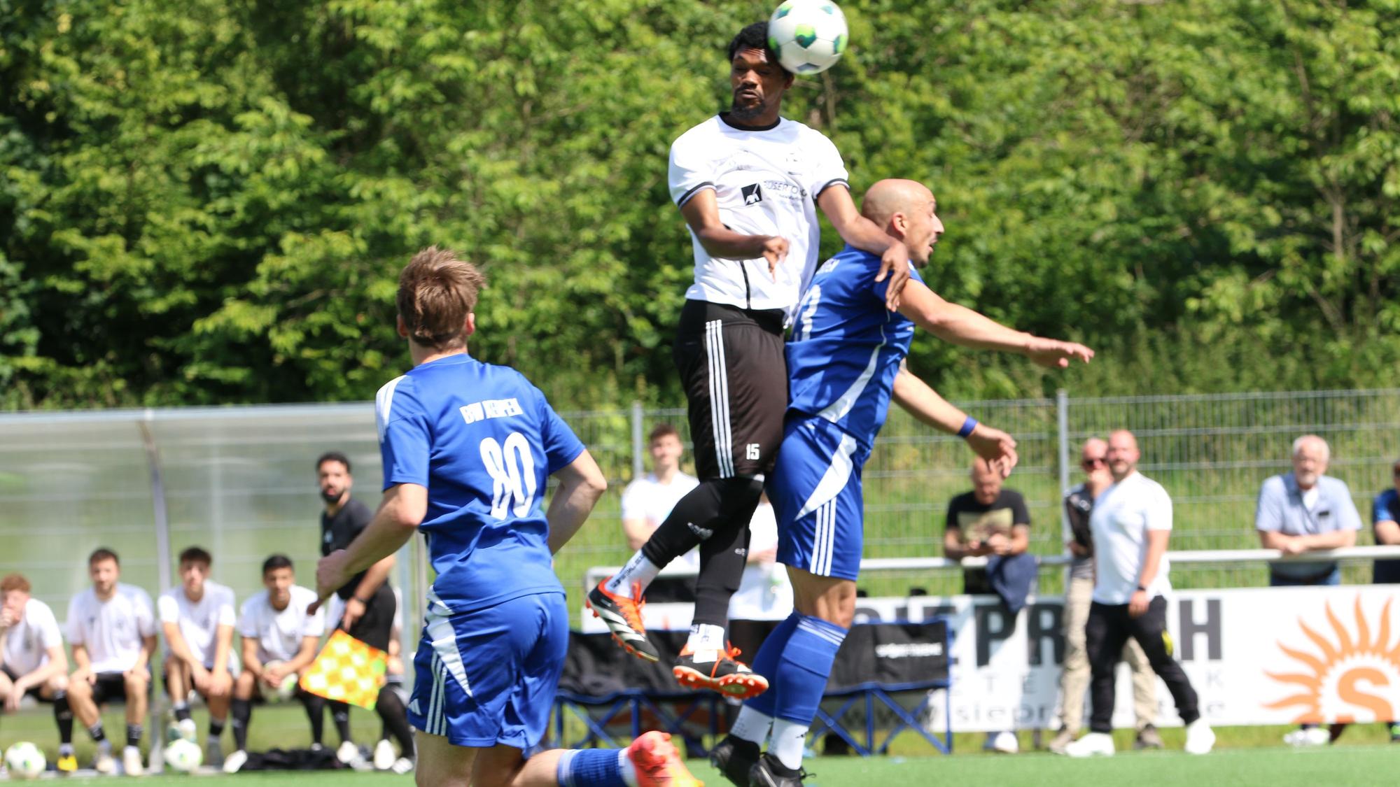 Das Bild zeigt den Nierfelder Abwehrspieler bei einem Kopfball.