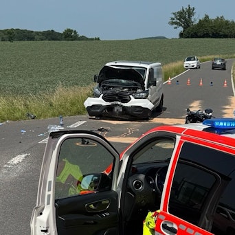 Ein Unfallauto steht auf der Landstraße 84 bei Overath. Im Vordergrund ist ein Notarzteinsatzfahrzeug zu sehen.