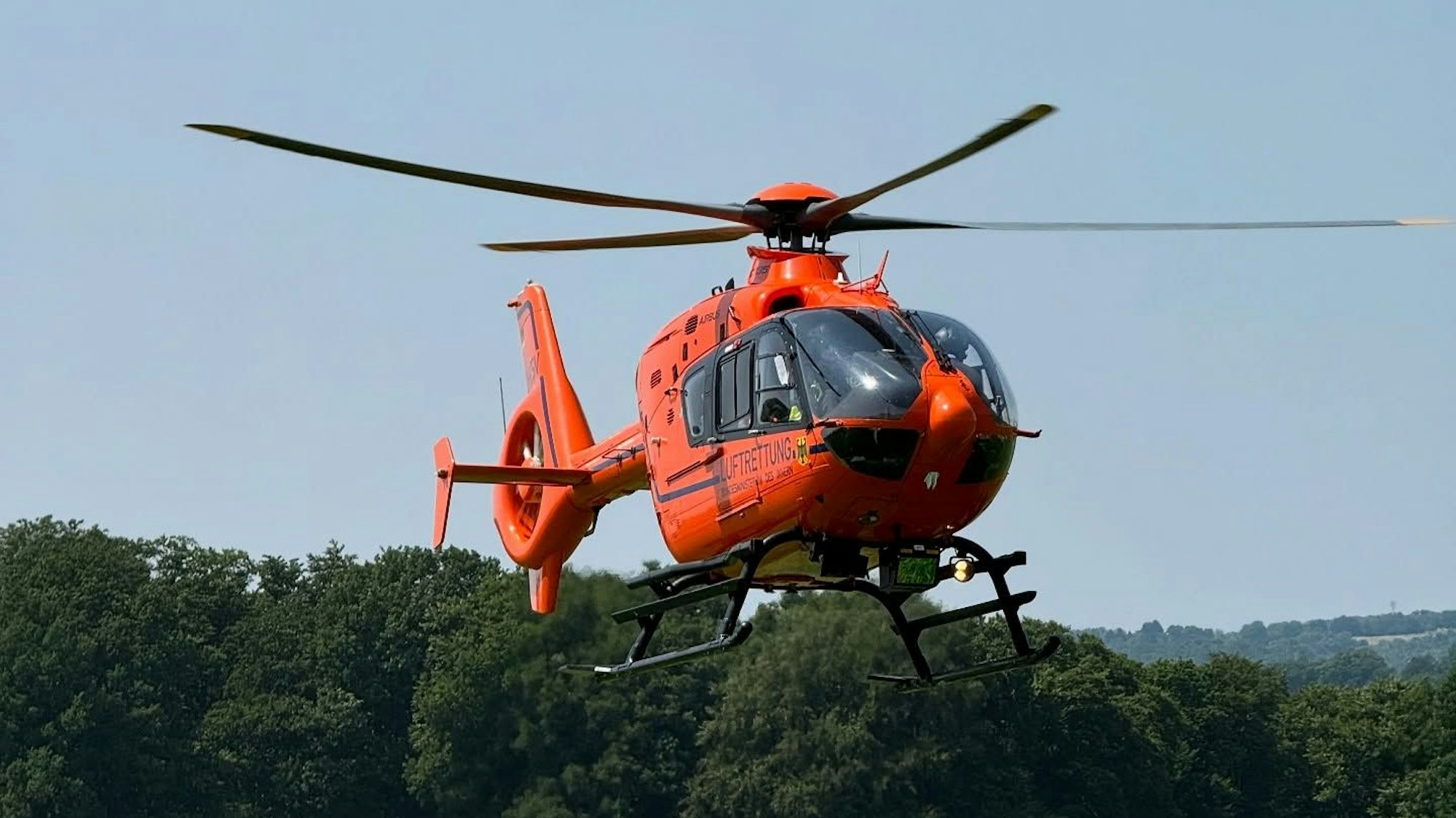 Ein Rettungshubschrauber hebt ab.
