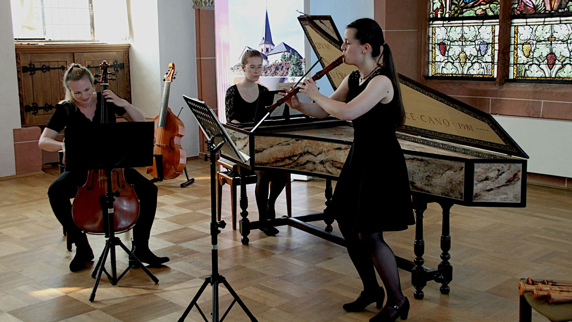 Das Bild zeigt die Musikerinnen bei ihrem Auftritt.