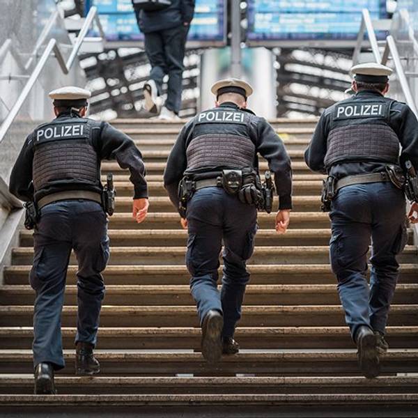 Bundespolizisten am Kölner Hauptbahnhof